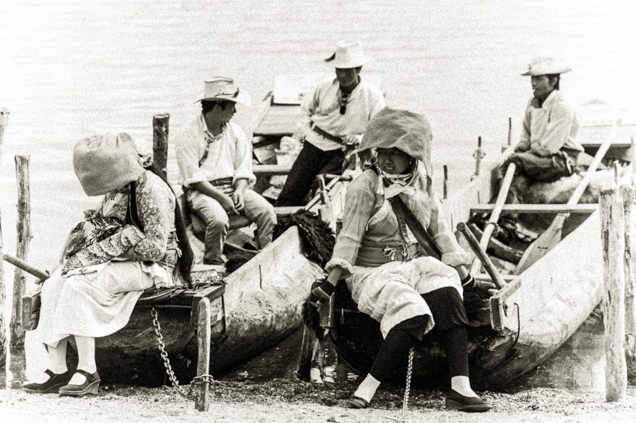 Kierowcy łódek nad Lugu Hu (Chiny 100 lat temu)